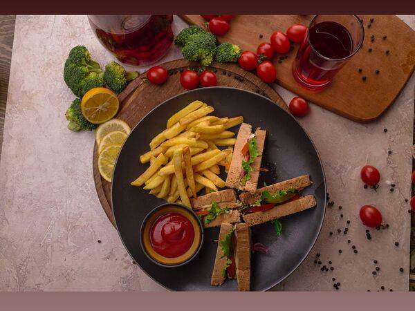 Кафе Gold - Клаб сендвич, фри кетчуп