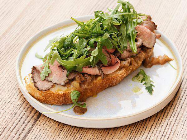 Гнездо - Брускетта с ростбифом и грушей чатни