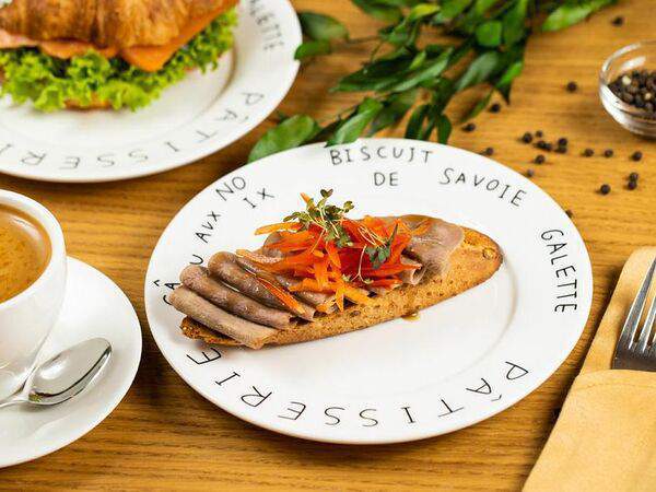 Theo - Брускетта с говяжьим языком и болгарским перцем