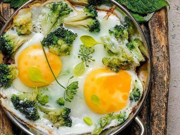 Кафе 38 - Блюдо из деревенских яиц