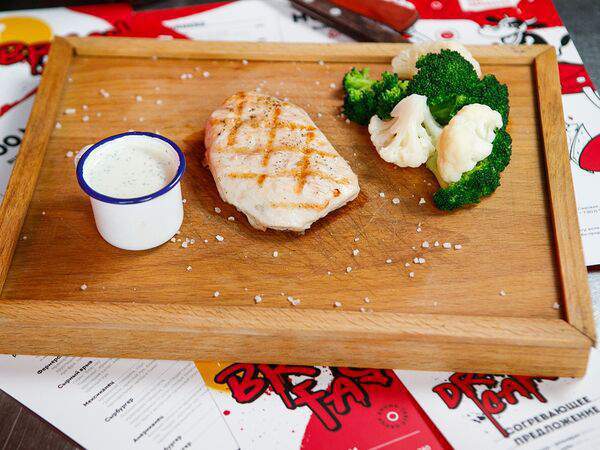 Moo Moo Burgers & Grill - Куриное филе с брокколи и цветной капустой