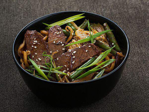 Халасё - Лапша с говядиной в соусе черный перец