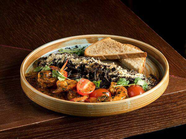 Гранат - Черная паста с креветками по-луизиански