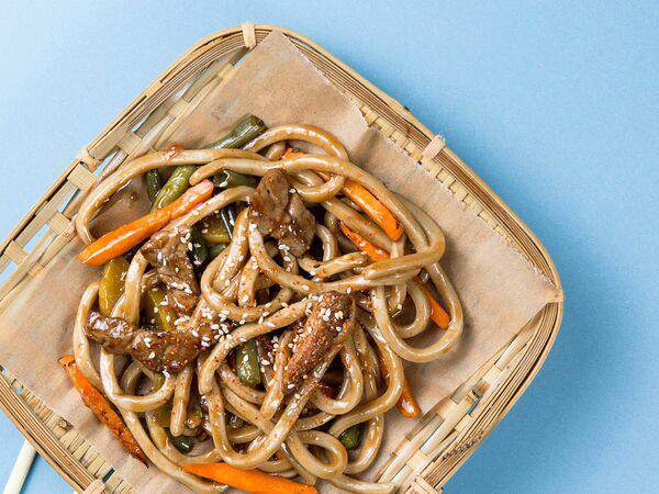 MADAME MARY WONG - Удон со свининой в медовом кимчи