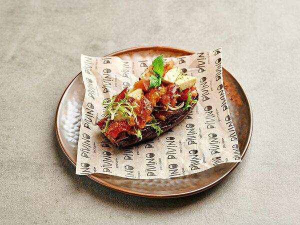 Pivino - Печеный баклажан с томатами, моцареллой и свежим базиликом