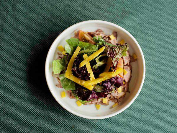 Где-то в Азии - Салат с вяленой уткой и манго