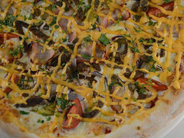 Kontrast gusto - Пицца С говядиной и беконом на толстом тесте