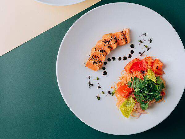 Wooden - Татаки из лосося с лапшой соба