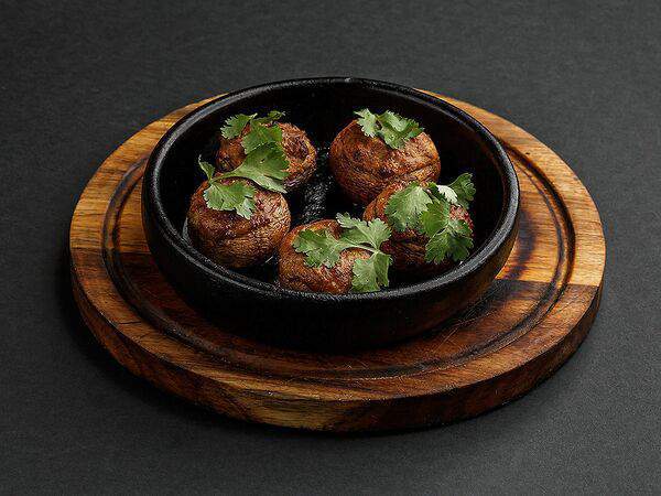 Баши Грузинское Бистро - Запеченные шляпки шампиньонов с сулугуни