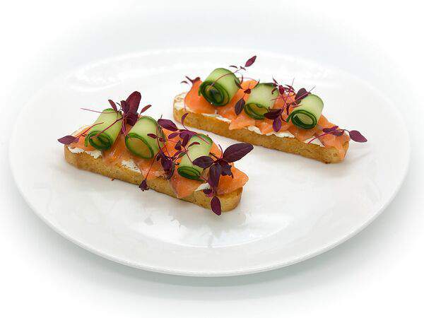 Стейк хаус Антрекот - Брускетты с соленым лососем и творожным сыром