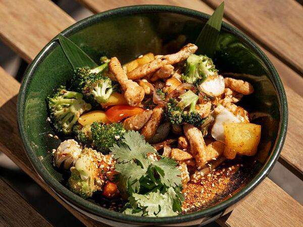 Wong Kar Wine - Курица по-сингапурски с овощами и кешью