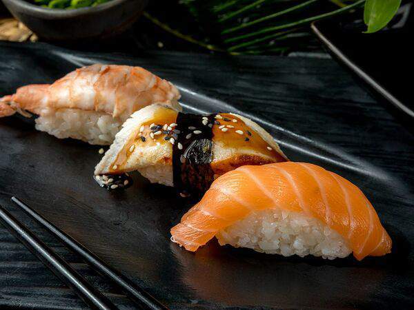 Кухня Момо - Суши с лососем