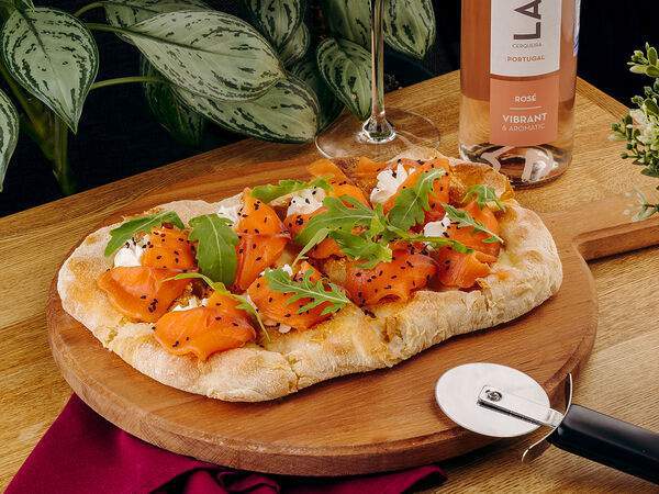 Перчини Grill & Wine - Римская пицца с лососем