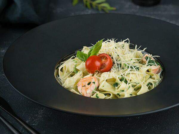 Кафе Миндаль - Паста с лососем и шпинатом