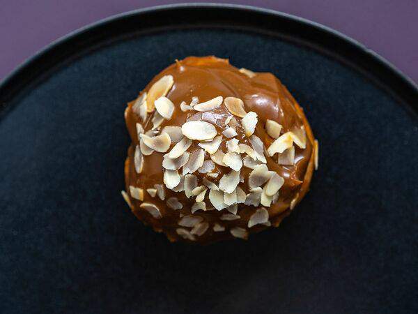 Caffeshop - Пирожное Шу с карамельным кремом