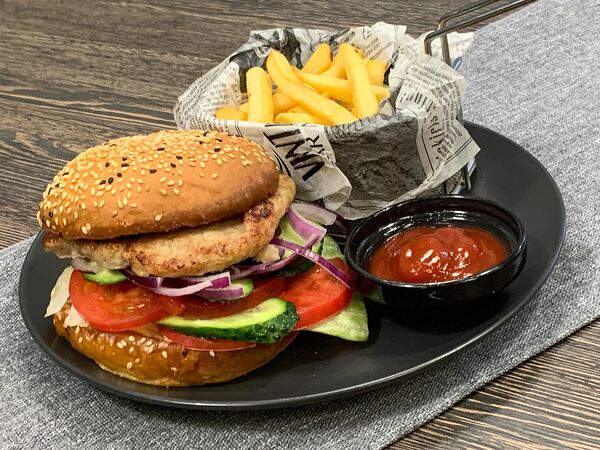 ВкусняША - Бургер с курицей