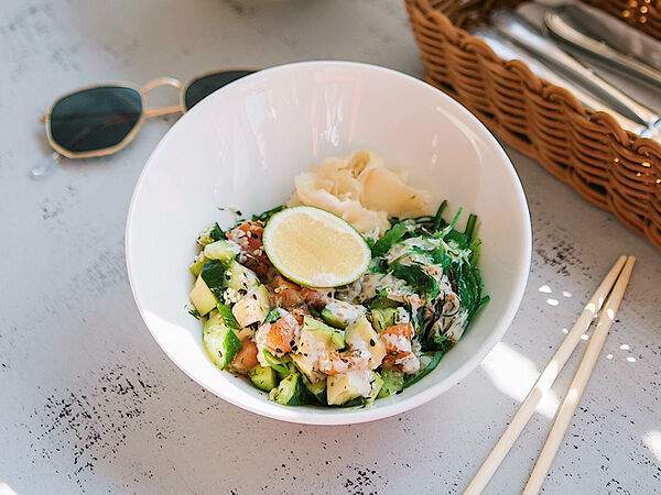 Фудзи - Салат Поке с лососем и водорослями хияше