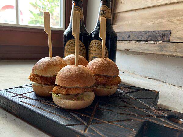 Dirty boots irish pub - Мини-бургеры с курицей