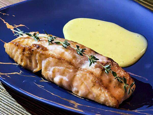 Praslin - Стейк семги с соусом голландез