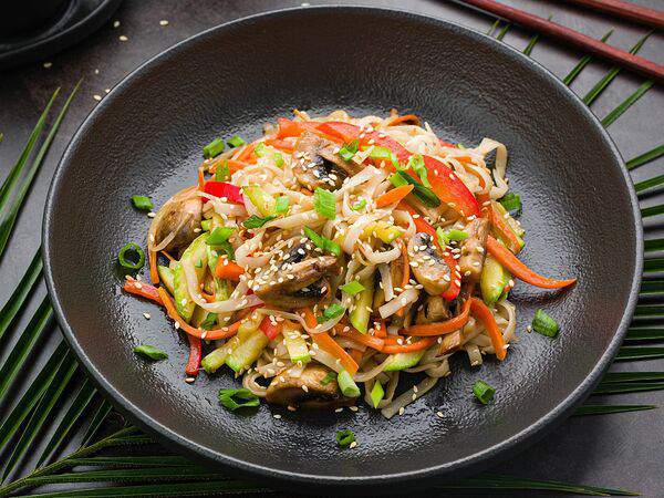 Рыба закусывала - Вок с овощами