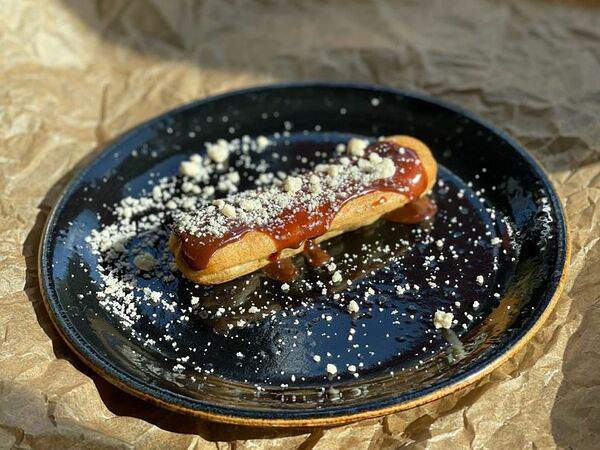 Coffeeshop company - Шоколадный эклер с орешками