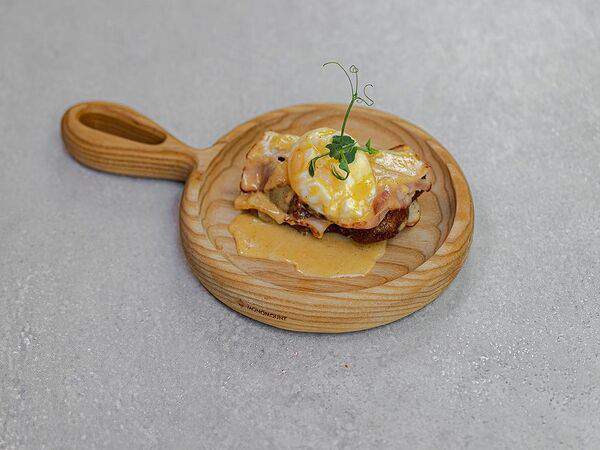 Sample Coffee - Яйцо бенедикт на чиабатте с беконом и голландским соусом