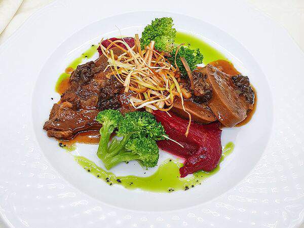 Васнецовъ - Томлёный говяжий язык в собственном cоку с опятами