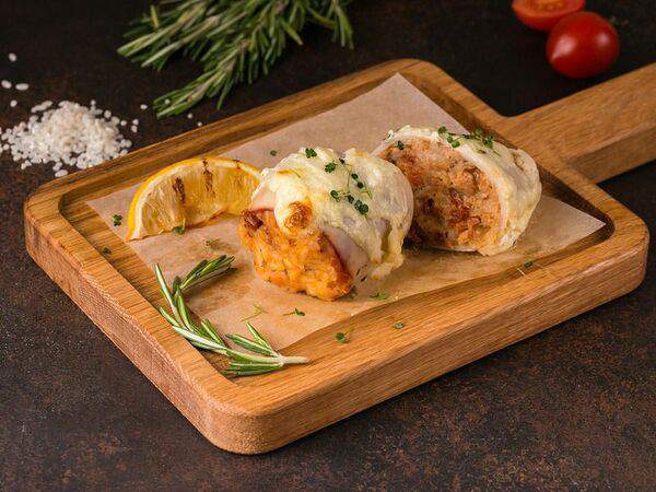 Fish & Grill - Кальмар, фаршированный форелью, вялеными томатами и рисом