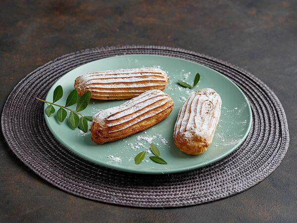 Кондитерская Ежевика - Эклер с манговым кремом чиз