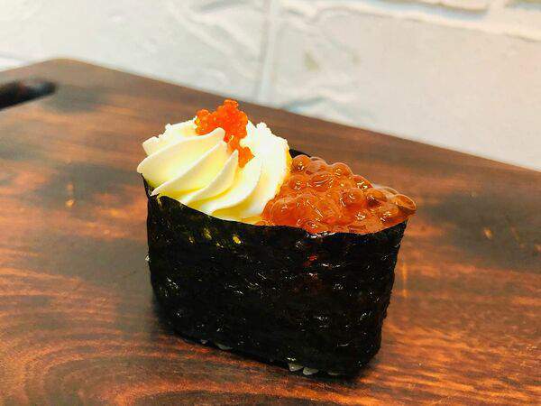 Дон Хуан - Гункан с красной икрой и сыром