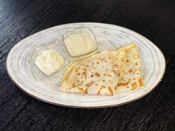 Bistro LAVASH - Блинчики со сметаной и сгущенкой
