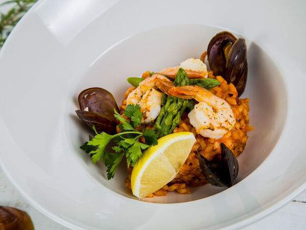 Кафе-brasserie Бригантина - Ризотто с тигровыми креветками и морепродуктами в томатном соусе