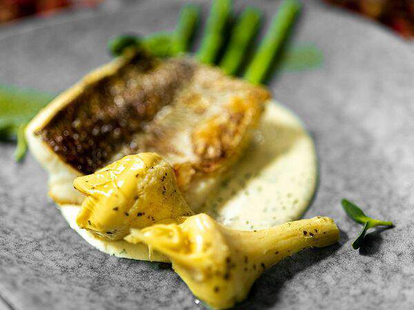 Ресторан Строгов - Муксун со спаржей и артишоками со сливочным соусом