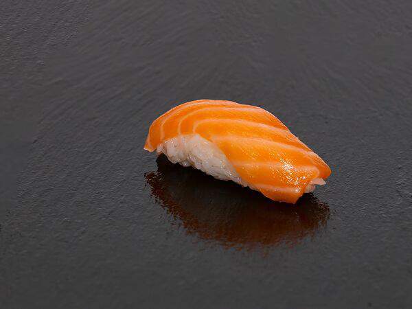 SushiTokyo - Суши с лососем