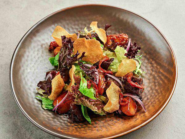 Pivino - Салат с телячьими щечками, вяленым томатами и картофельными чипсами