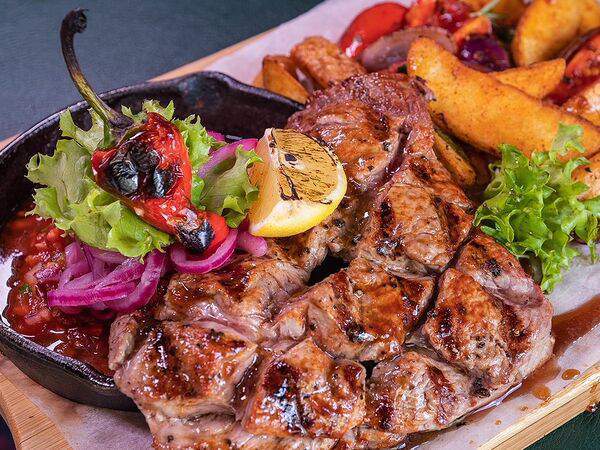 Hosper Hops Pub - Стейк Тарантино из молочной телятины с чили сальсой