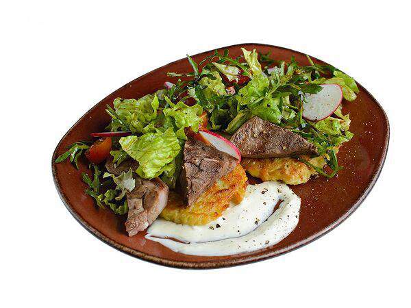 Бар Шинок - Говяжий язык на драниках из картофеля с сырным соусом