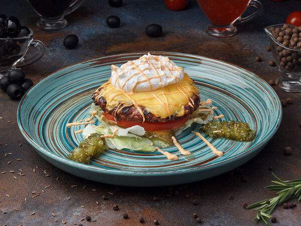 Blackwood - Бифштекс из мраморной говядины с овощами, сыром, яйцом пашот