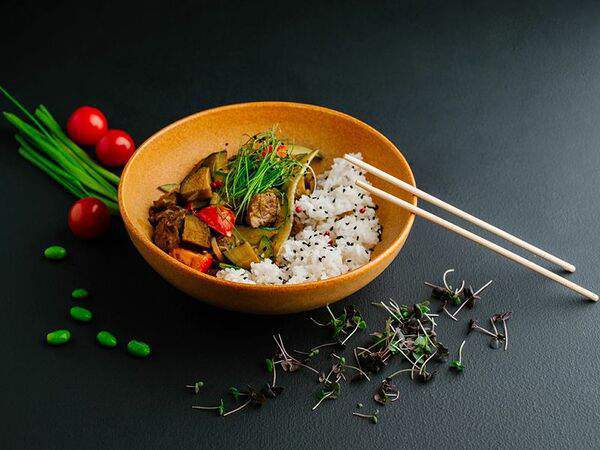 Молодость Kitchen & Bar - Вок с говядиной, баклажаном и кокосовым карри