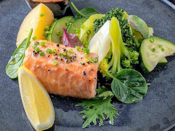 Delicates74 - Стейк лосося на пару с овощами