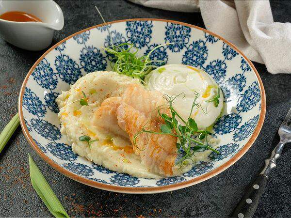 Япона мама - Морской окунь с пюре и кремом пармезан