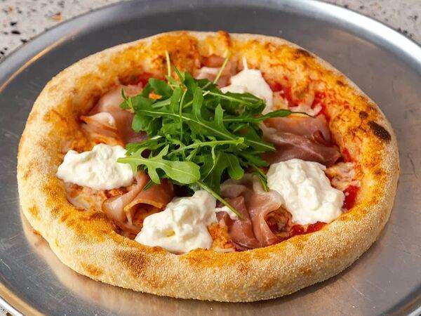 Matamata - Пицца с прошутто и сыром страчателла