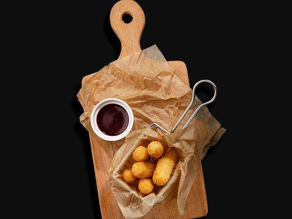 Olster Irish Pub - Сырные палочки с ягодным соусом