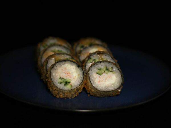 Sushi 34 - Жареный ролл с крабом и сладким манго-соусом