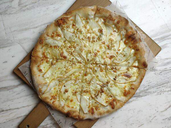 Massimo - Пицца с грушей и горгондзолой