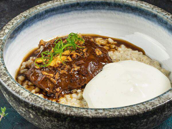 Разжигатели - Телячьи щечки с перловкой, соусом демиглас и пармезаном