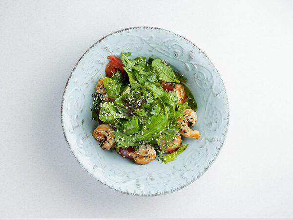 Eat fresh - Салат с креветками и томатами в сладкой заправке