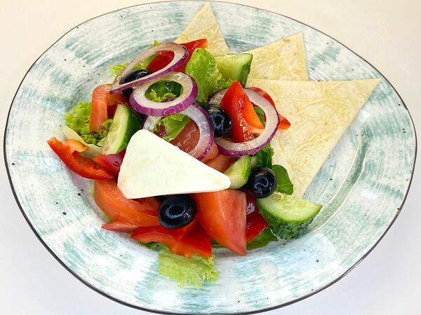 Филадельфия - Греческий салат на запеченной тортилье