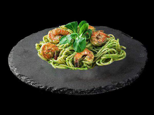 Maguro - Паста с креветками и шпинатом с соусе Песто