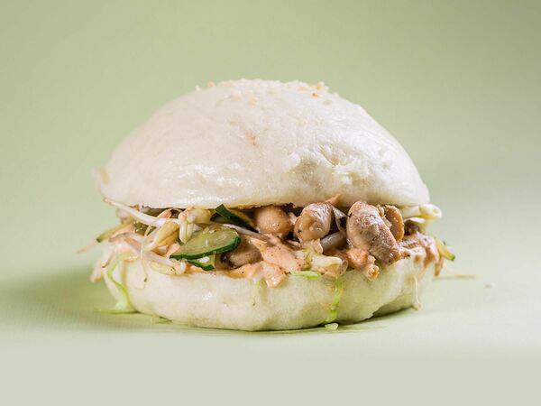 MADAME MARY WONG - Бао бургер неострый с курицей